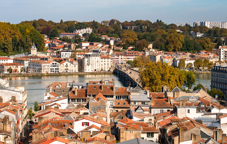 découvrez toutes les infos clés sur le casino de bayonne : horaires, jeux proposés, animations et services pour vivre une expérience inoubliable au cœur du pays basque.